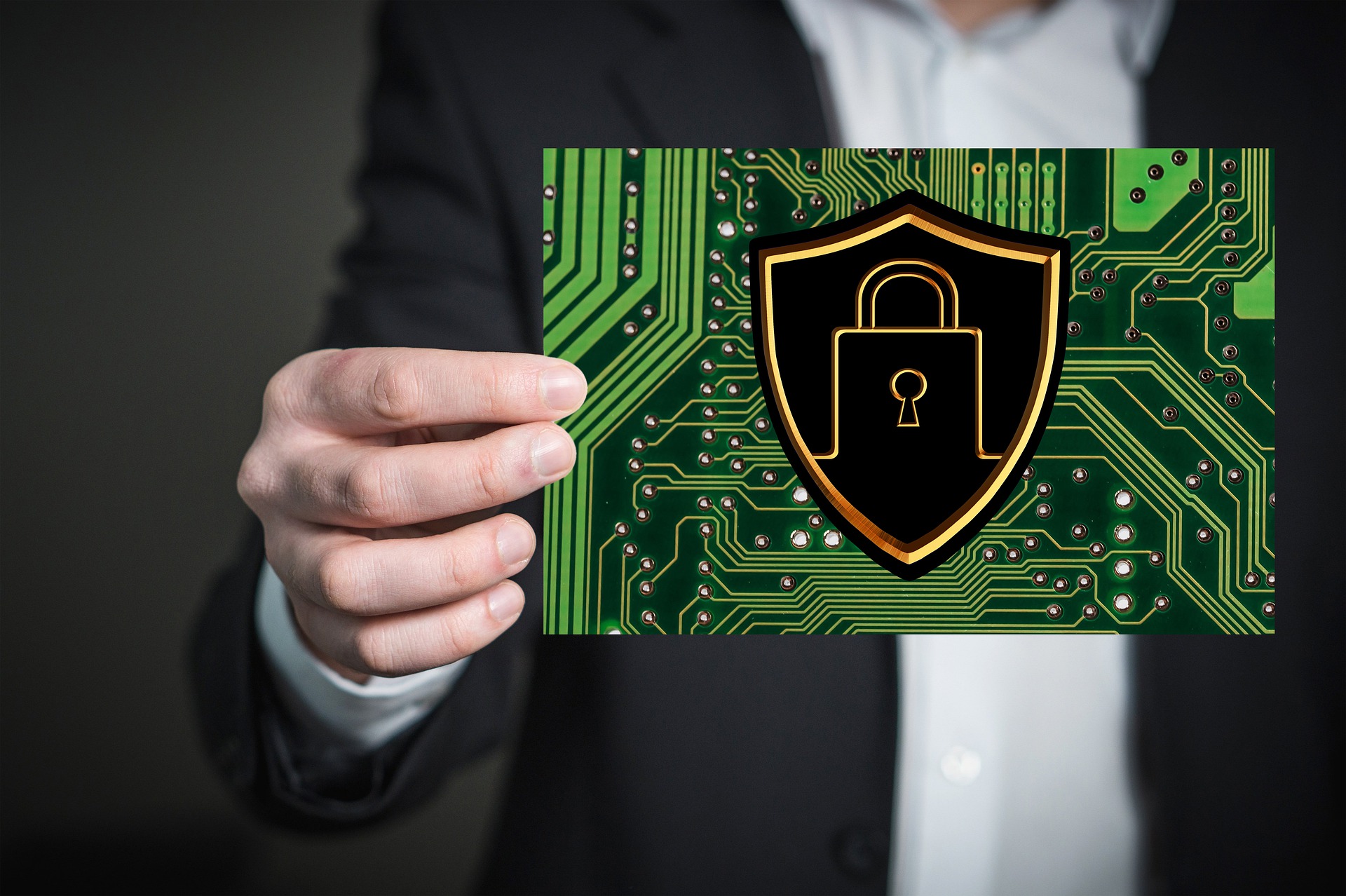 Ein Geschäftsmann hält eine Platina in der Hand. Sie soll ein sicheres Backup als Schutz vor Ransomware darstellen. Bild: Pixabay/Gerd Altmann