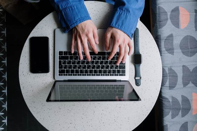 Hände bedienen einen Laptop. Wird nicht-lizensierte Software genutzt, droht ein BSA-Schreiben. Bild: Pexels/cottonbro studio