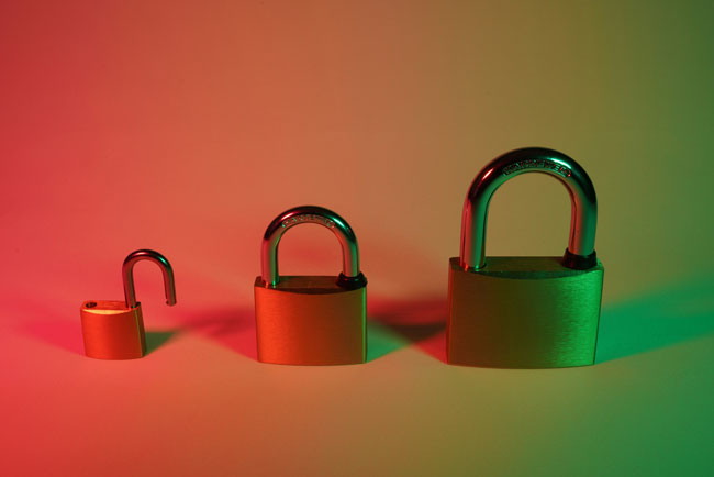 Zwei-Faktor-Authentifizierung | drei Schlösser in rotem Licht. Bild: Unsplash/FlyD https://unsplash.com/de/fotos/zwei-rosa-vorhangeschlosser-auf-rosa-oberflache-BCUX_cJaZSc