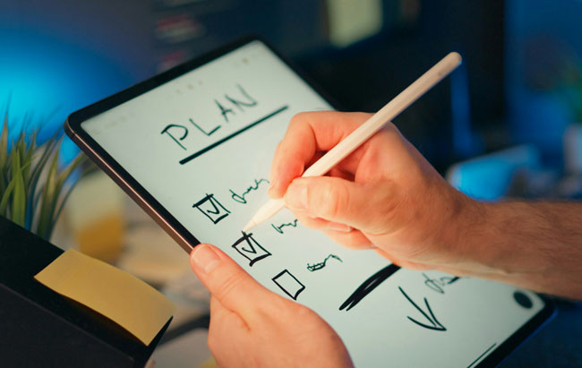 2FA | IT-Notfallplan. | Person schreibt Plan auf Tablet. Bild: Unsplash/Jakub Żerdzicki https://unsplash.com/de/fotos/jemand-schreibt-einen-plan-auf-einem-tablet-Nfuyc3J6Dm0