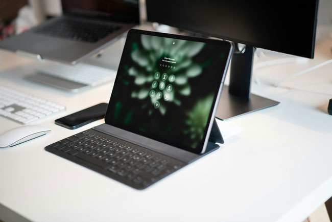 2FA: Tablet mit Passwort/Pin-Eingabe auf einem weißen Schreibtisch. Bild: Unsplash/Jakub Żerdzicki https://unsplash.com/de/fotos/ein-laptop-der-auf-einem-weissen-schreibtisch-steht-VfZj-4H5D48
