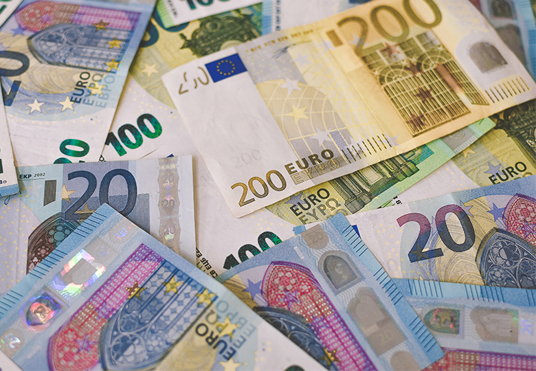 Zu sehen sind zahlreiche Euro-Scheine, Es geht um DSGVO-Bußgelder. Bild: Unsplash/Ibrahim Boran
