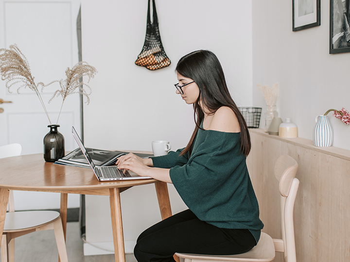 Eine Frau arbeitet am Laptop im Home Office. Bald könnte eine Anspruch auf Home Office kommen. Bild: Pexels/Vlada Karpovich