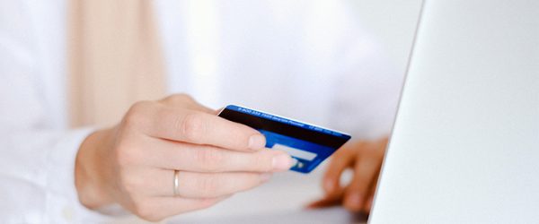 Eine Person am Laptop hat eine Bankkarte in der Hand. Trickbot greift Bankdaten ab. Bild: Pexels/Anna Shvets