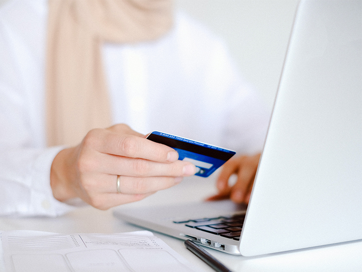 Eine Person am Laptop hat eine Bankkarte in der Hand. Trickbot greift Bankdaten ab. Bild: Pexels/Anna Shvets