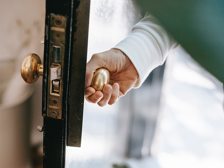 Eine Hand öffnet eine Tür. Auch Trickbot öffnet neuerdings Türen zu Netzwerken. Bild: Pexels/Charlotte May