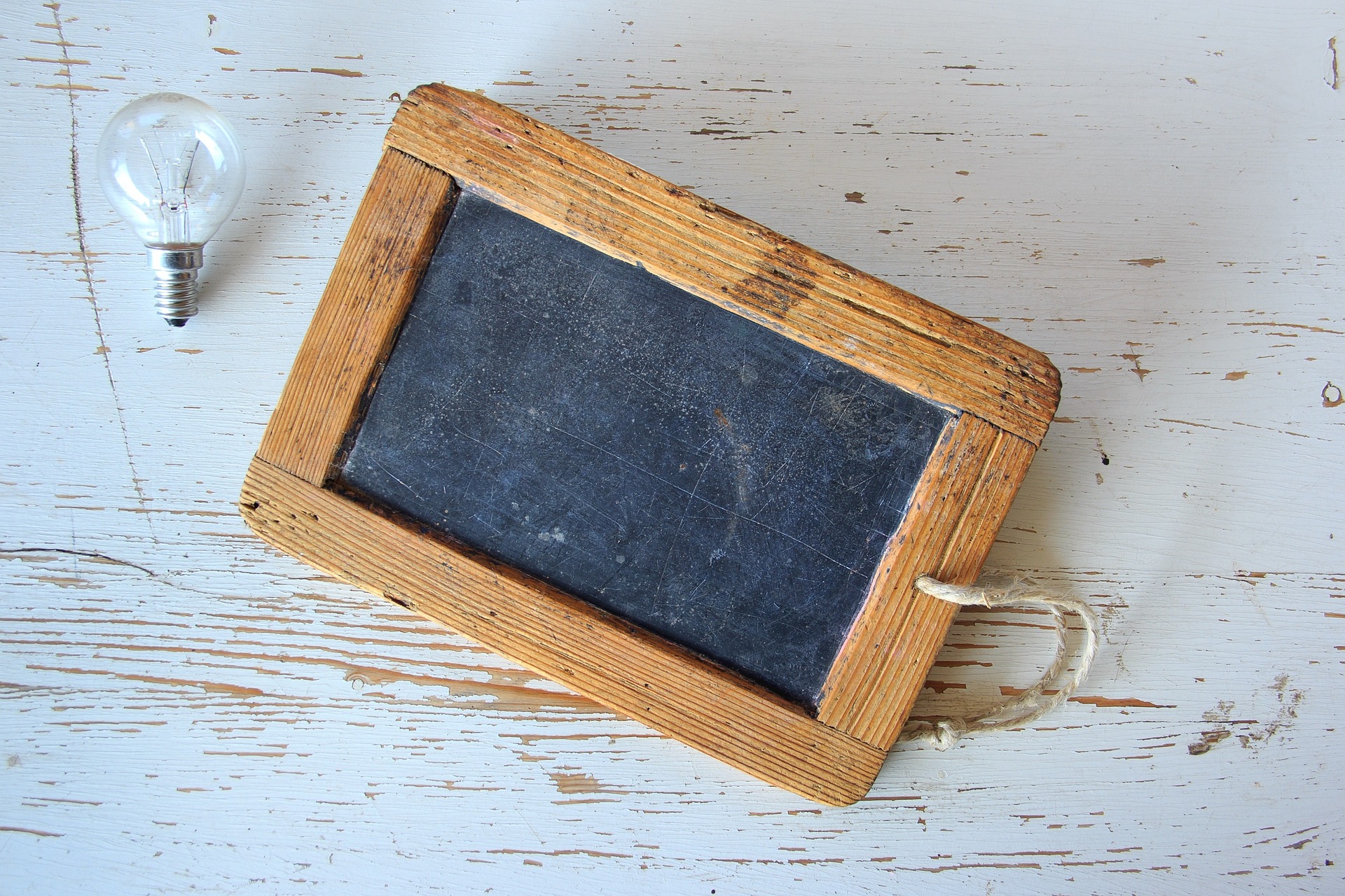 Zu sehen ist eine kleine alte Schultafel. Mit dem DigitalPakt Schule gehört sie endgültig der Vergangenheit an. Bild: www.pixabay.com / Devanath