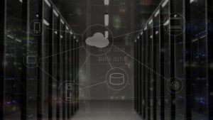Das Bild zeigt Serverschränke, vor denen eine Cloud-Grafik eingeblendet ist. Auch Edge-Computing ist zu sehen. Bild: Pixabay, bsdrouin