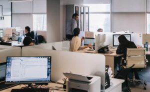 Zu sehen ist ein Büro mit mehreren PC-Arbeitsplätzen. Wie sieht es hier mit der Security Awareness aus? Bild: Unsplash / Damir Kopezhanov