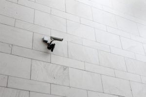 Die Überwachungskamera ist nicht überall erlaubt, denn Mitarbeiterüberwachung ist durch gesetzliche Bestimmungen, die personenbezogene Daten schützen, reglementiert. Bild: Unsplash/Tobias Jussen