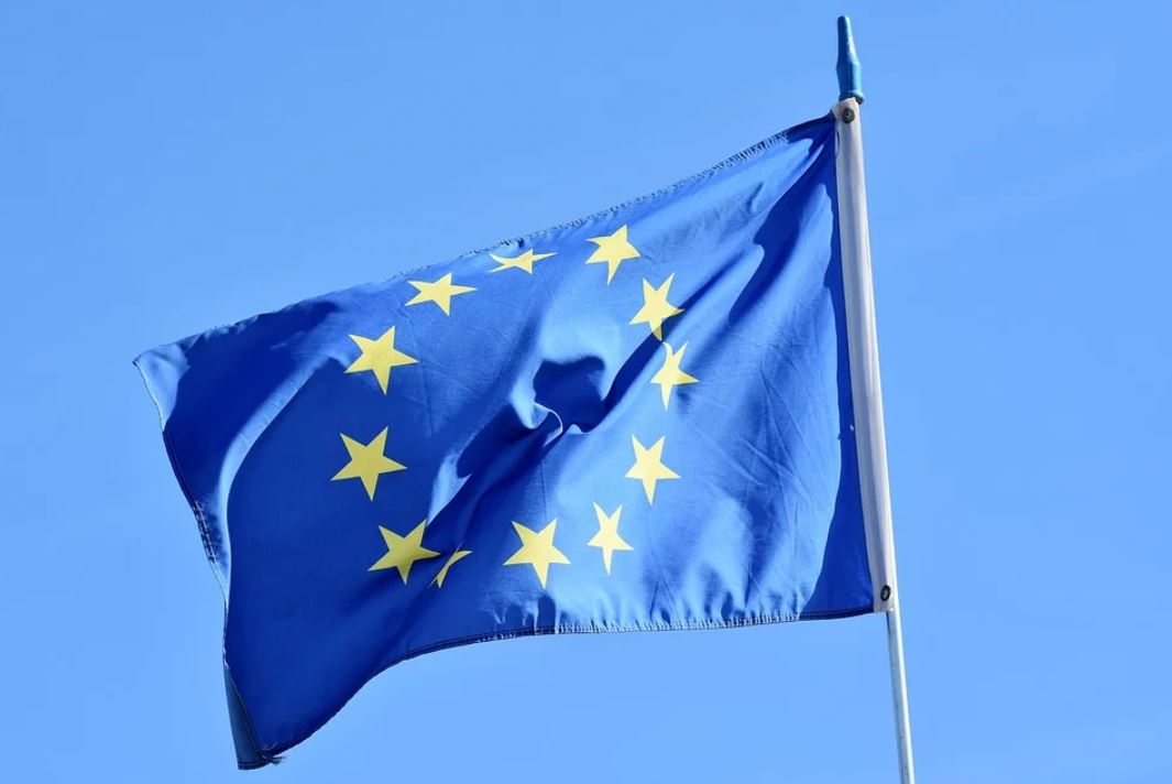 Flagge der EU im Wind / Gaia X Symbolbild
