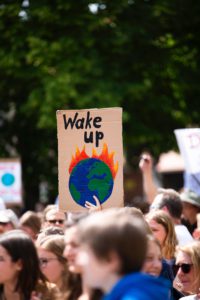 Das Bild zeigt ein Plakat der Fridays-for-Future-Bewegung, die regelmäßig für mehr Klimaschutz protestiert. Energieeffizienz ist eine wichtige Maßnahme. Bild: Unsplash/Markus Spiske