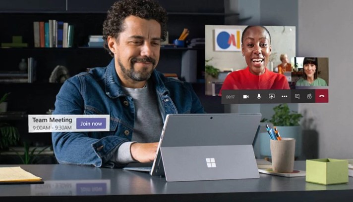 Zu sehen ist eine Mann, der Microsoft Teams kostenlos für ein Webmeeting nutzt. Die Meeting-Teilnehmer sind in klein eingeblendet. Bild: Screenshot Microsoft