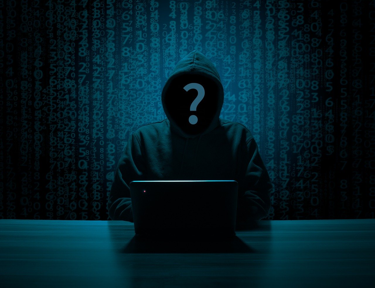 Das Bild zeigt einen Mann mit Kapuze, dessen Gesicht nicht sichtbar ist. Cyberkriminelle nutzen Corona für ihre Machenschaften. Bild: Pixabay/B_A