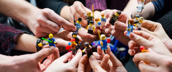 Das Bild zeigt Menschen, die mit Lego-Figuren ein virtuelles Team nachstellen. Bild: Unsplash/Vlad Hilitanu