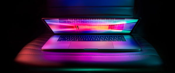 Zu sehen ist ein Laptop, der nur zu 30 Grad geöffnet ist und bunt leuchtet. Ob sich darauf Hakbit-Ransomware befindet. Bild: Unsplash/Edmonds