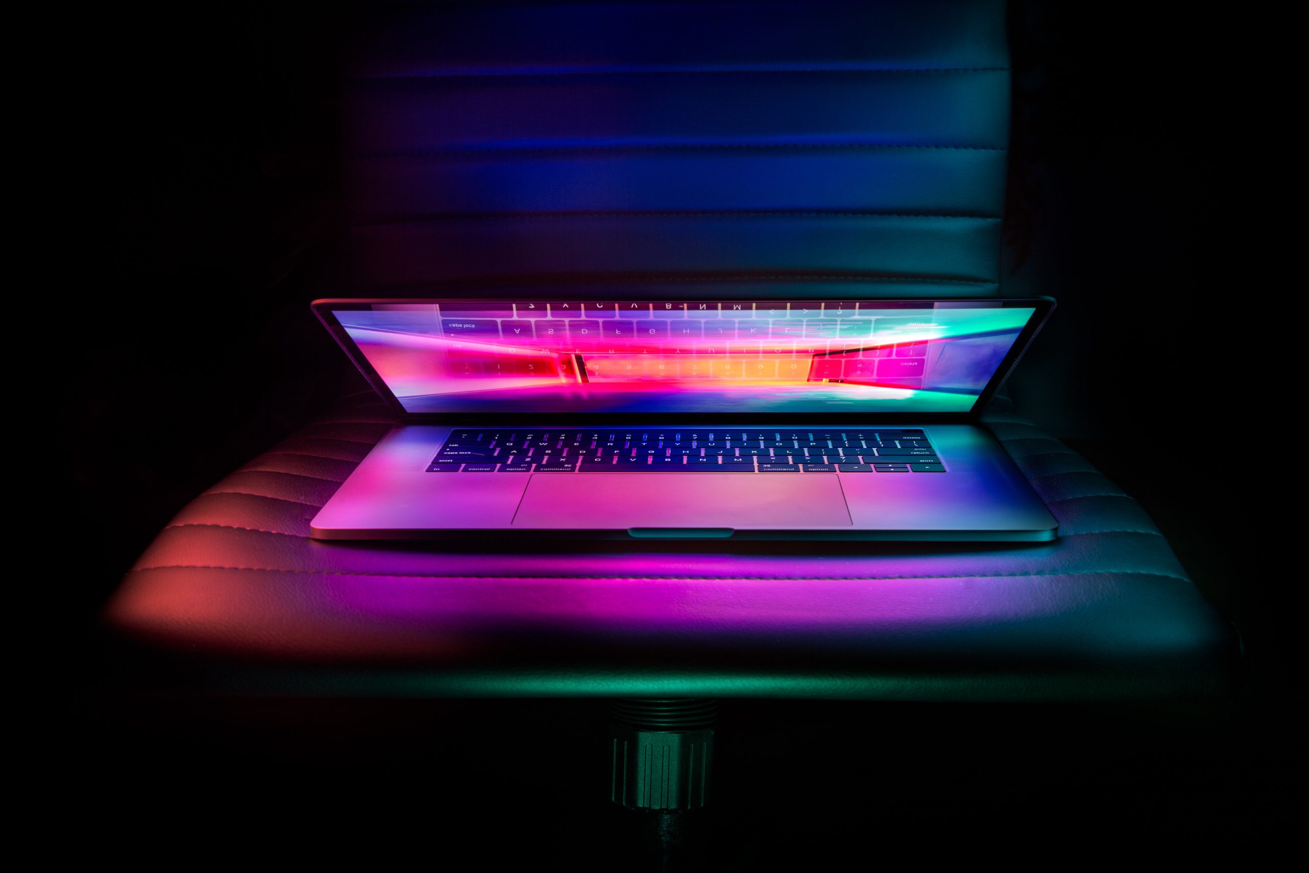 Zu sehen ist ein Laptop, der nur zu 30 Grad geöffnet ist und bunt leuchtet. Ob sich darauf Hakbit-Ransomware befindet. Bild: Unsplash/Edmonds