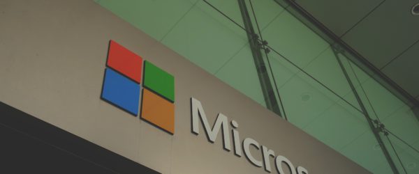 Das Bild zeigt das Logo von Microsoft auf einem Microsoft-Gebäude. Bild: Unsplash/Franck V.