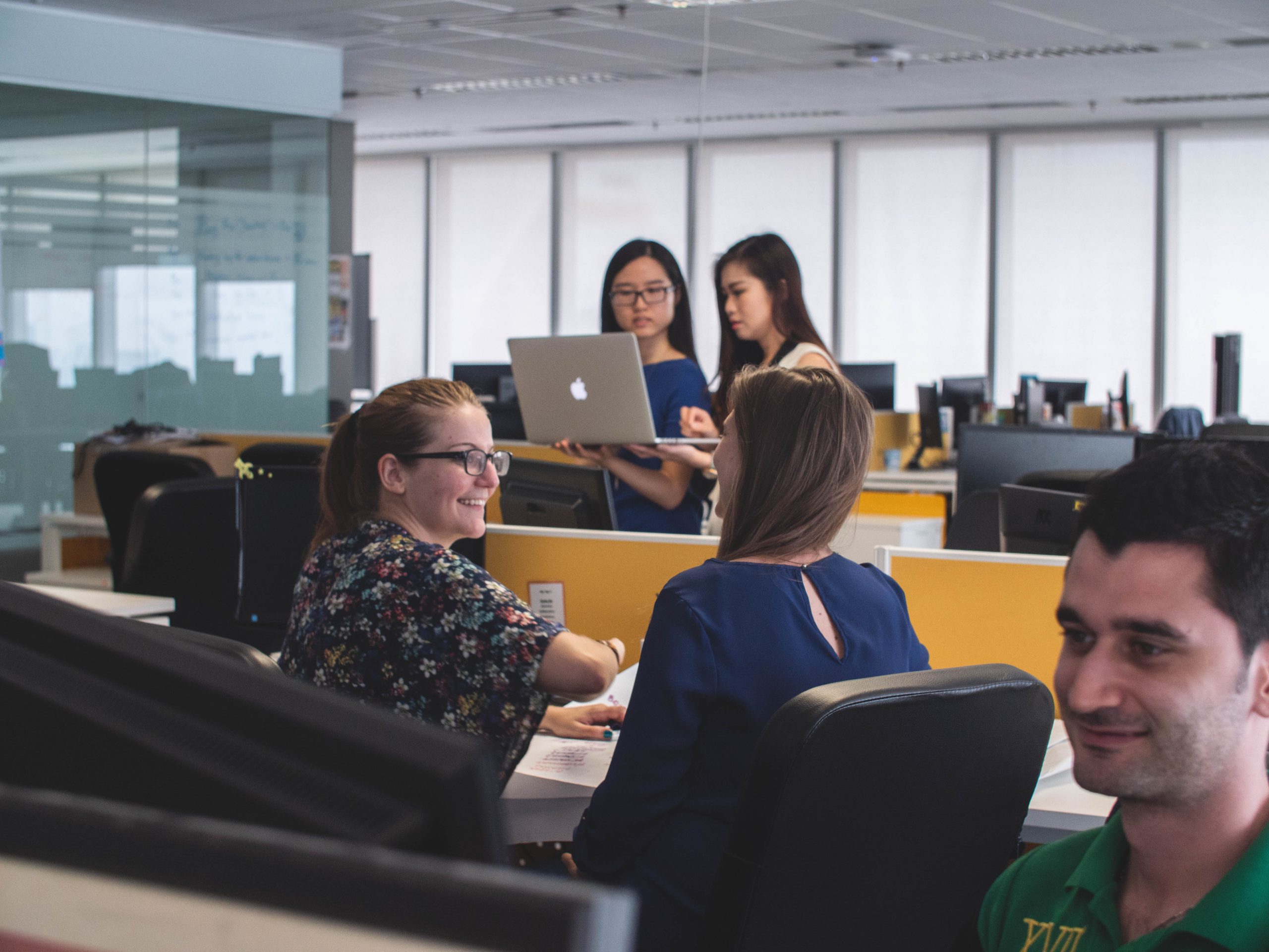 Das Bild zeigt Menschen in einem Büro, die kein Desksharing einsetzen. Bild: Unsplash/Mimi Thian