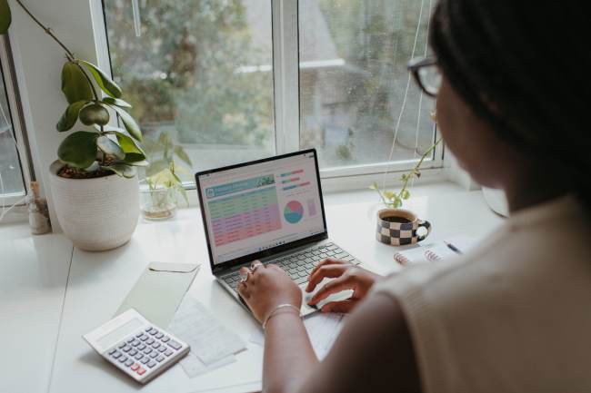 Eine Frau arbeitet an einem Windows-Rechner und nutzt nach dem Office-2010-Support-Ende neuere Software. Bild: Unsplash/Windows