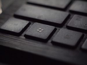 Eine Windows-Tastatur ist zu sehen. Der Besitzer fragt sich: Wie lange kann man Office 2010 noch nutzen? Bild: Unsplash/Tadas Sar