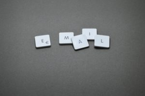 Zu sehen sind Scrabble-Buchstaben, die zusammen das Wort E-Mail ergeben. Laut BSI-Lagebericht 2020 verbreitet sich die Schadsoftware Emotet per E-Mail. Bild: PExels/Miguel Á. Padriñán