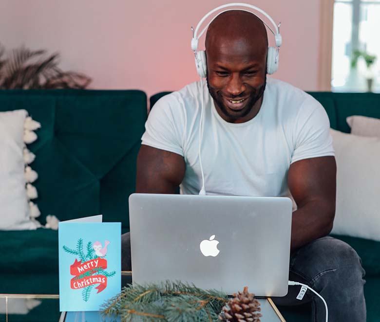 Ein Mann nimmt am Laptop an einer virtuellen Weihnachtsfeier Teil. Bild: Pexels/KoolShooters