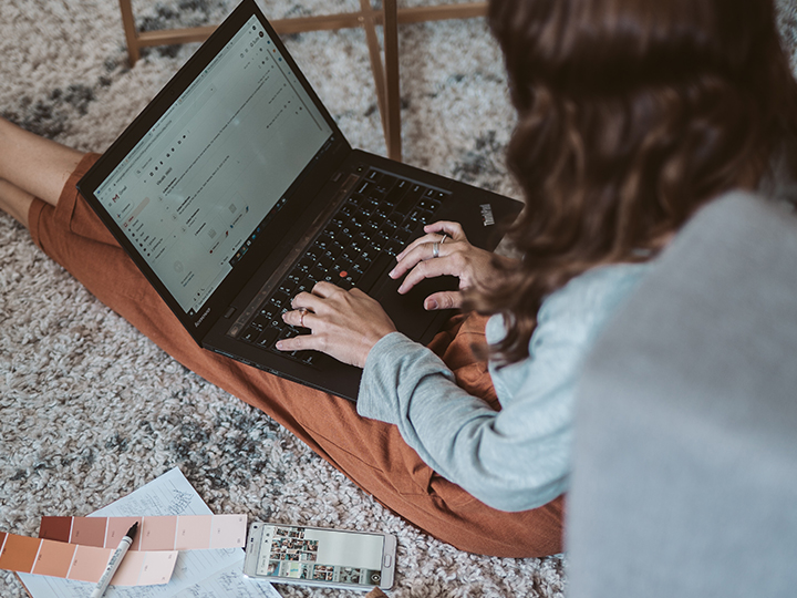 Eine Frau sitzt mit dem Laptop auf dem Boden und prüft ihren Mail-Eingang auf Phishing-Mail-Beispiele. IceFire Bild: Pexels/Taryn Elliott