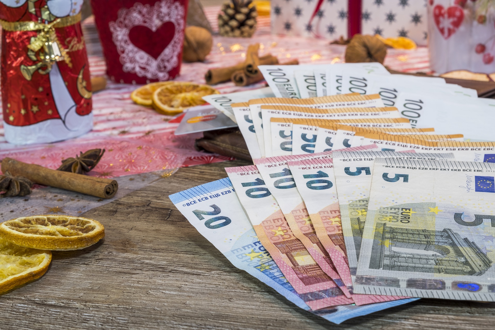 Zu sehen sind Geldscheine und Weihnachtsdekoration. Gibt es einen Corona-Weihnachtsbonus? Bild: Pixabay/Bruno/Germany