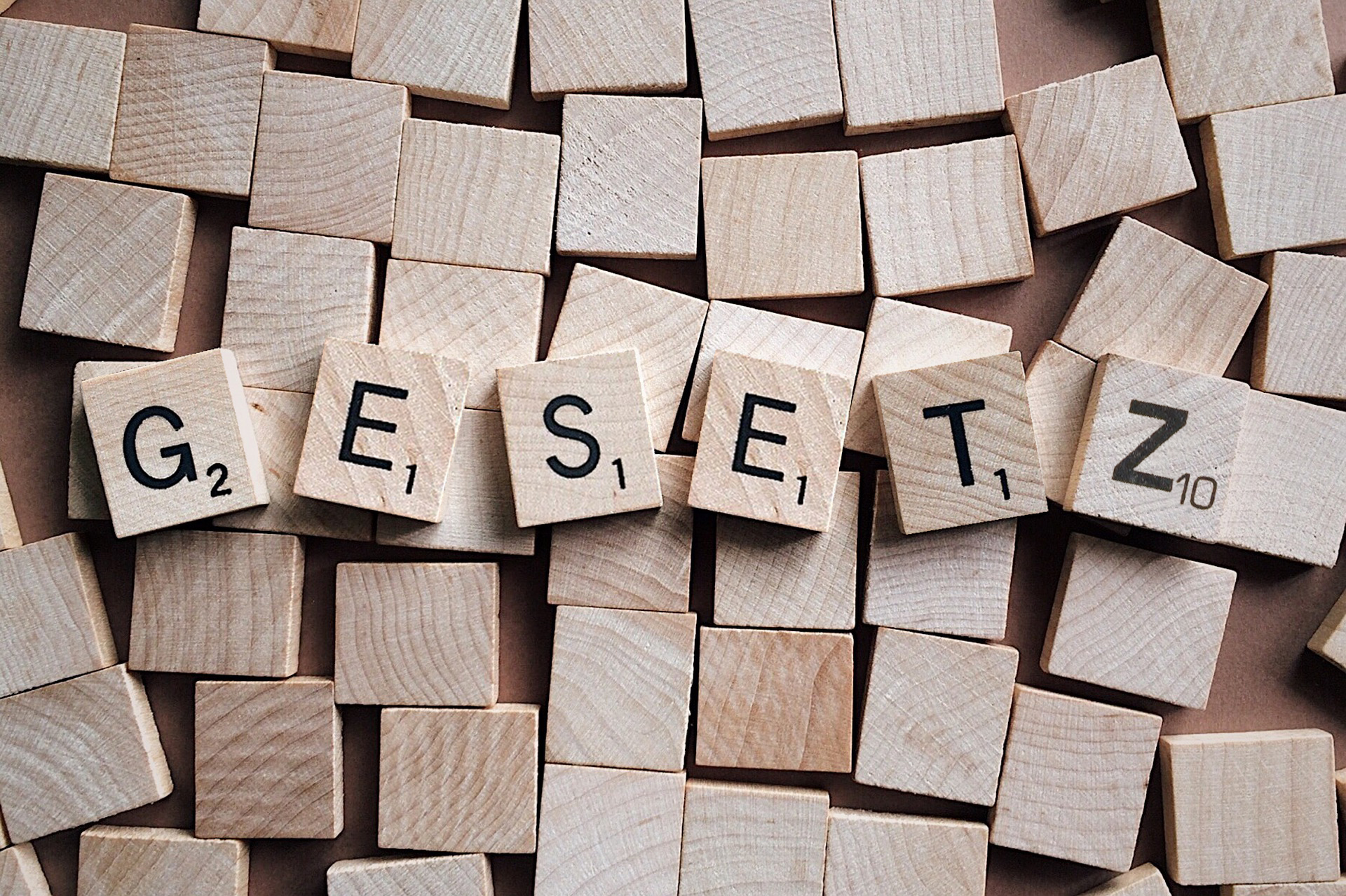Zu sehen sind Scrabble-Buchstaben und das Wort „GESETZ". Es bezieht sich auf das GWB-Digitalisierungsgesetz. Bild: Pixabay/Wokandapix;Montage: IT-SERVICE.NETWORK