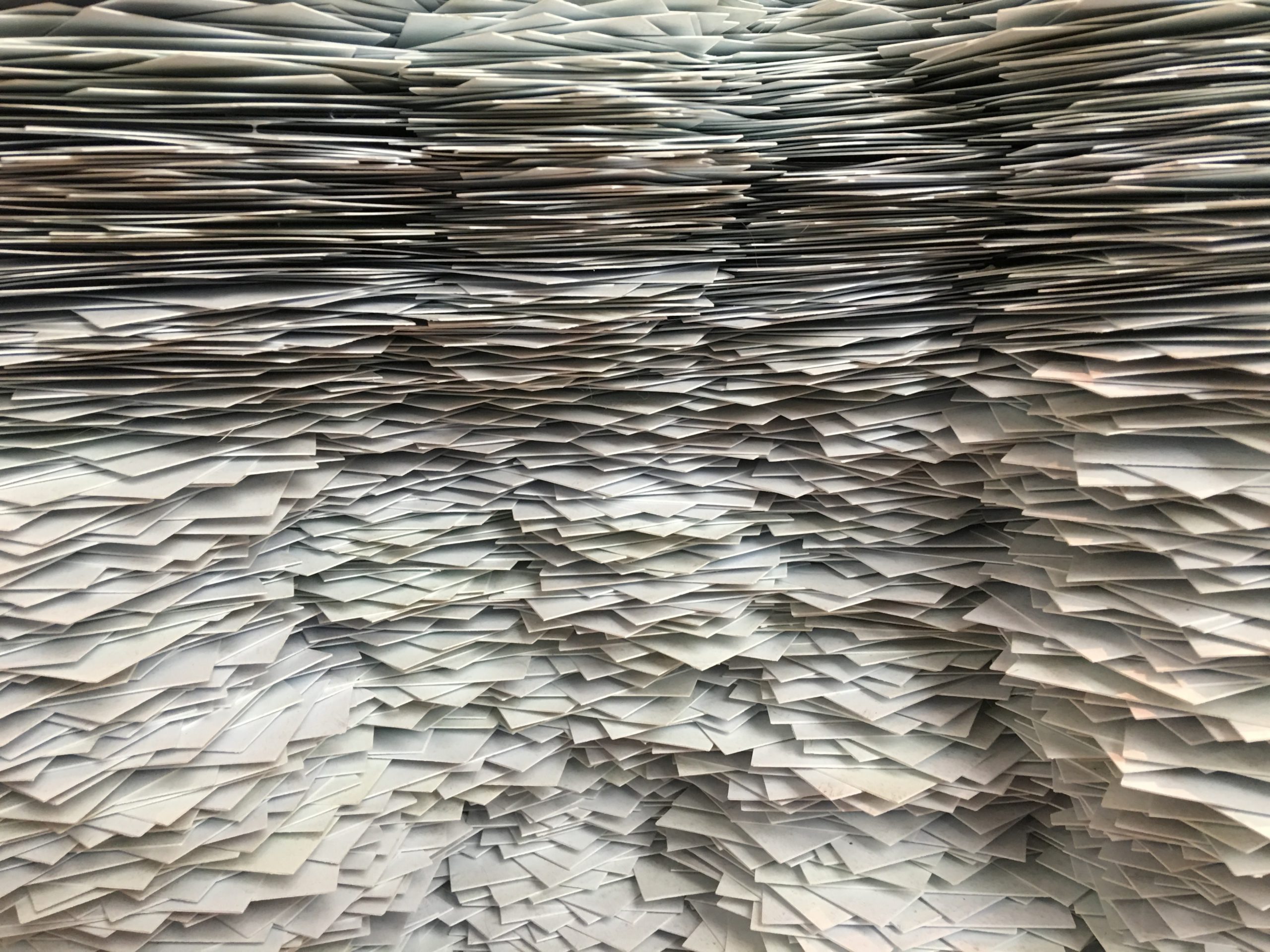 Zu sehen sind Berge von Papier. Es kommt auf die Datenintegrität an. Bild: Unsplash/Christa Dodoo