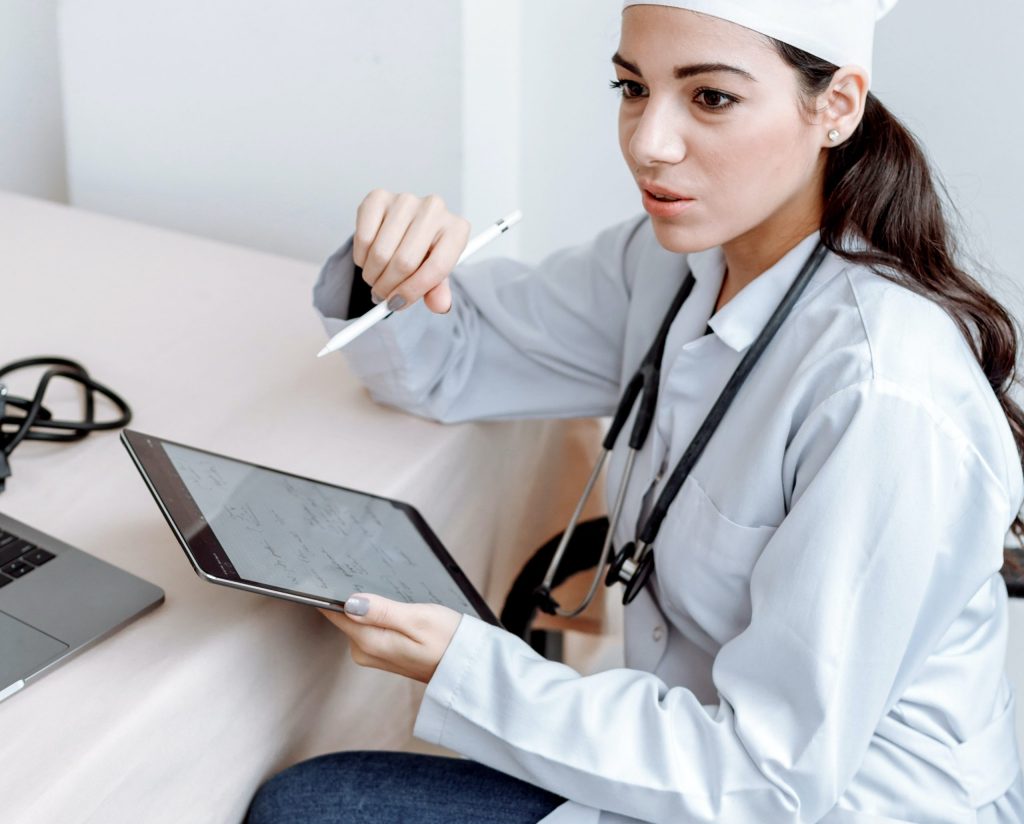 Eine Ärztin ist im Gespräch mit einem Patienten. Auf einem Tablet kann sie die elektronische Patientenakte einsehen. Bild: Pexels/Thirdman