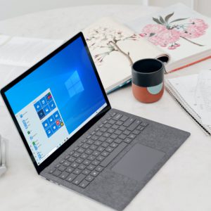 Ein Windows-Laptop steht auf einem Tisch. Windows 10 Version 1909 ist bald veraltet. Bild: Unsplash/Windows