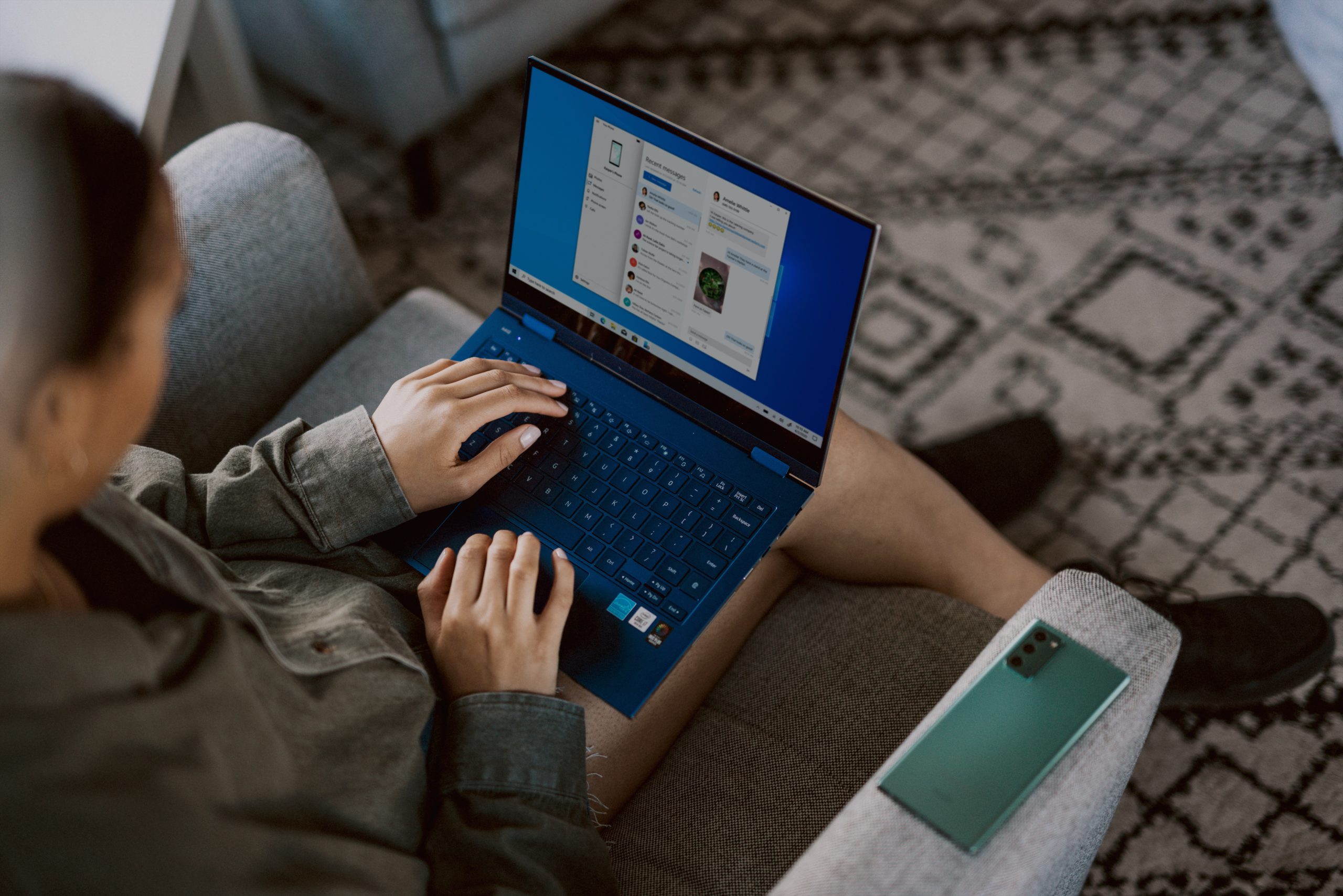 Zu sehen ist eine Frau mit einem Laptop auf dem Schoß. Bald kann darauf das neue Funktionsupdate Windows 10 21H1 installiert werden. Bild: Unsplash/Windows