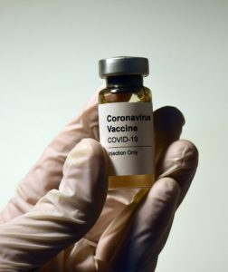 Zu sehen ist Coronavirus-Impfstoff. Angreifer hatten es darauf bei ihrer Cyberspionage abgesehen. Bild: Unsplash/Hakan Nural