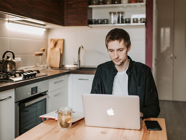 Ein Mann arbeiten wegen der Pflicht zum Home Office zuhause. Bild: Pexels/Vlada Karpovich