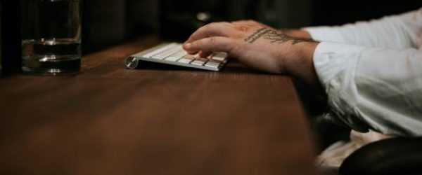 Zu sehen sind Hände, die eine PS-Tastatur bedienen. Vielleicht läuft hier einer der gefährlichen Man-in-the-Middle-Angriffe. Bild: Pexels/John Taran