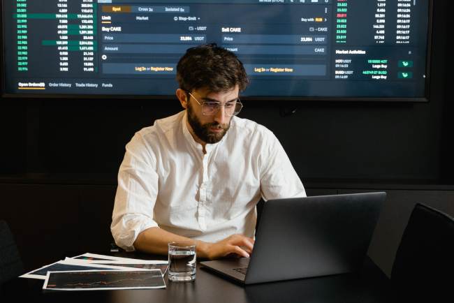 Zu sehen ist ein Mann, das am Laptop mit Daten arbeitet. Man-in-the-Middle-Angriffe können Daten abgreifen. Bild: Pexels/Tima Miroshnichenko