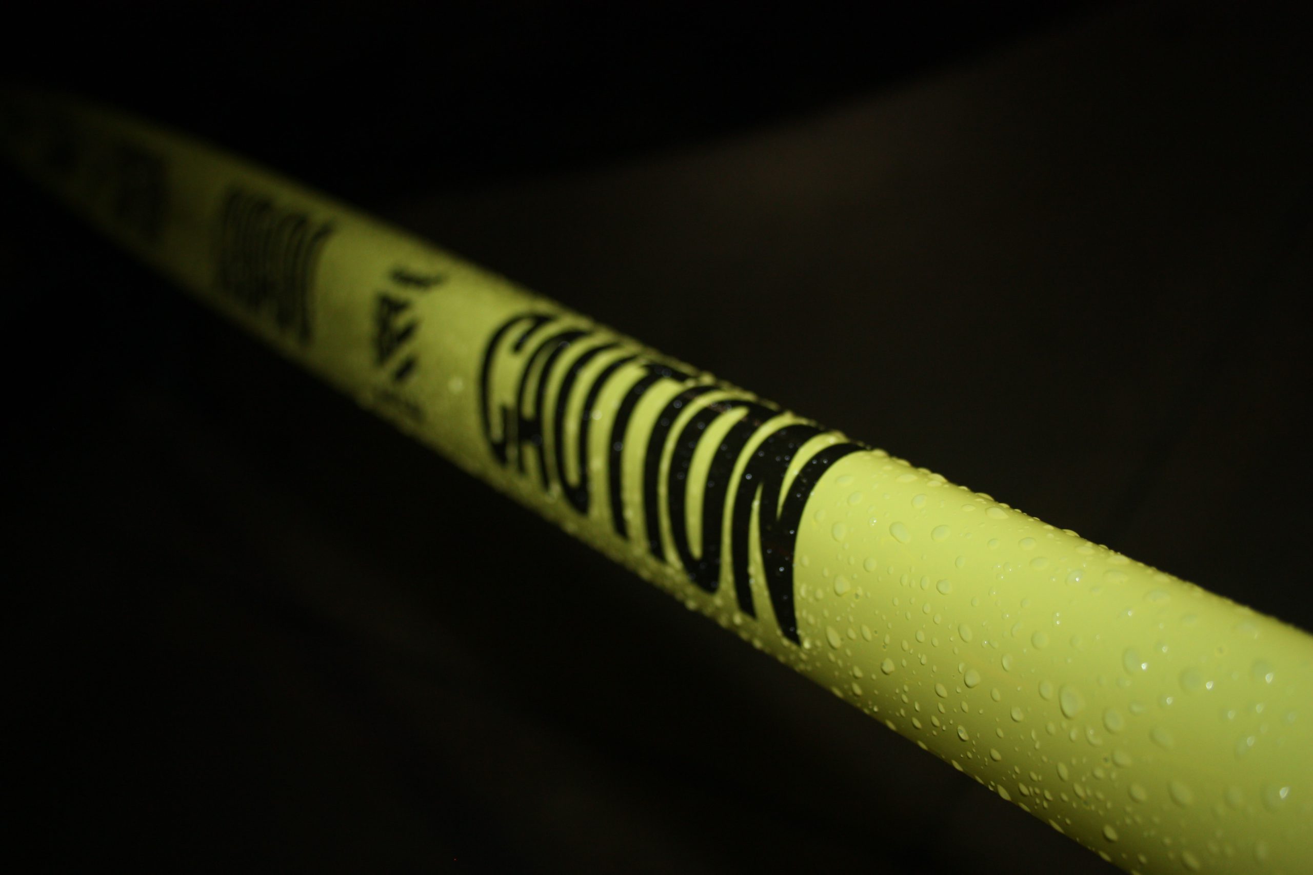 Zu sehen ist ein gelbes Flatterband mit der Aufschrift „Caution“. Vorsicht ist auch vor der Malwyre Dridex geboten. Bild: Unsplash/Marvin Esteve