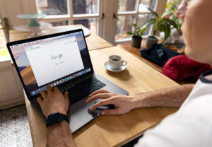 Zu sehen ist ein Laptop auf einem Küchentisch, aufgerufen ist der Google-Chrome-Browser. Die arme des Nutzers sind ebenfalls zu sehen. Er fragt sich: Welcher Browser ist der sicherste? Bild: Pexels/Firmbee