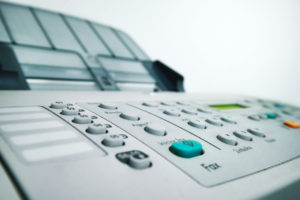 Zu sehen ist ein Faxgerät. Aktuell gibt es Schlagzeilen aus dem Bereich Datenschutz: Fax ist nicht sicher. Bild: Pixabay/Klaus Aires Alves