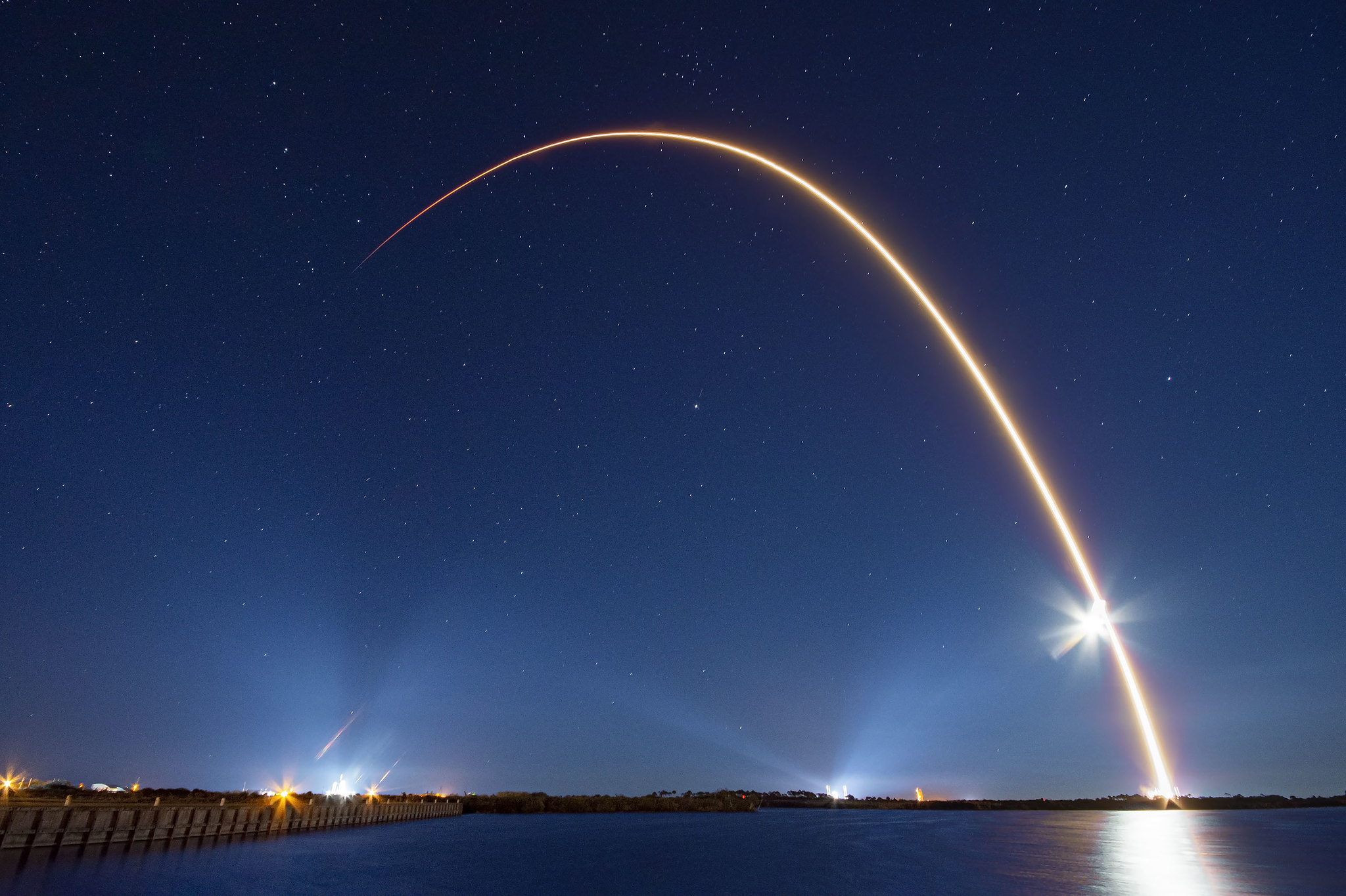 Zu sehen ist ein Bild eines Raketenstarts der Starlink-Mission. Was bedeutet Starlink für Unternehmen? Bild: SpaceX
