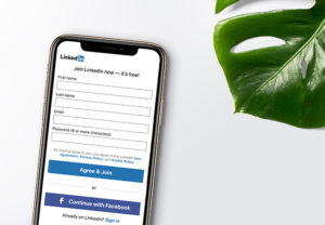 Zu sehen ist ein Handy mit der Anmeldemaske von LinkedIn. Passwort-Manager für Unternehmen helfen, den Überblick über Zugangsdaten zu behalten. Bild: Unsplash/inlytics
