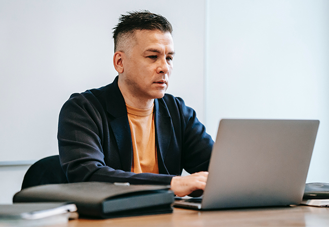Ein Mann sitzt mit sorgenvollem Blick vor seinem Laptop. Ist sein Unternehmen ein Opfer von Ransomware-as-a-Service? Bild: Pexels/Vanessa Garcia