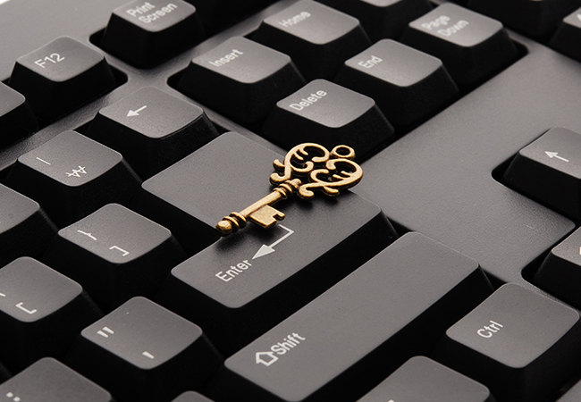 Zu sehen ist ein Schlüssel, der auf einer Tastatur liegt. Das Bild symbolisiert die Kryptographie. Bild: Pexels