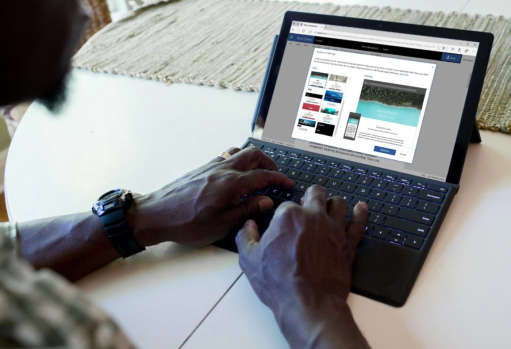 Ein Mann arbeitet am Tablet. Er möchte Office 2021 und Office LTSC verwenden. Bild: Microsoft