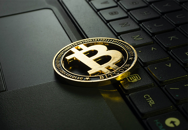 Zu sehen ist eine Bitcoin-Münze auf einer Laptop-Tastatur. Die Hackergruppe REvil fordert eine Lösegeldzahlung in Bitcoin. Bild: Unsplash/Jievani Weerasinghe