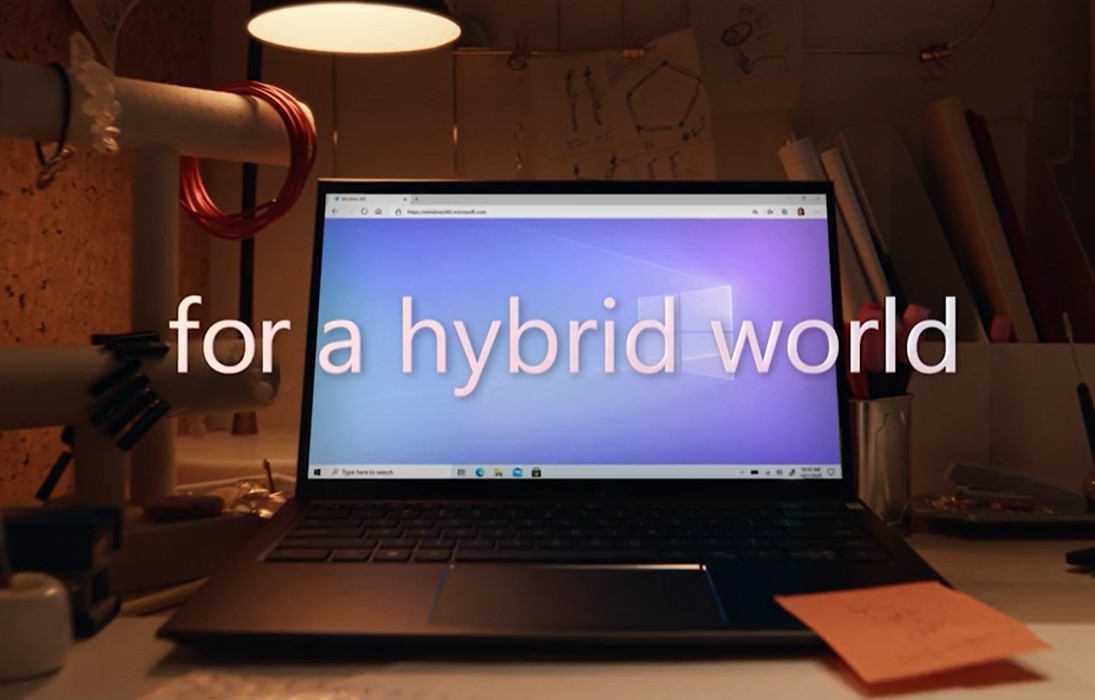 Zu sehen ist ein Laptop, auf dem Windows 365 läuft. Darüber prangt der Schriftzug "for a hybrid world". Bild: Microsoft