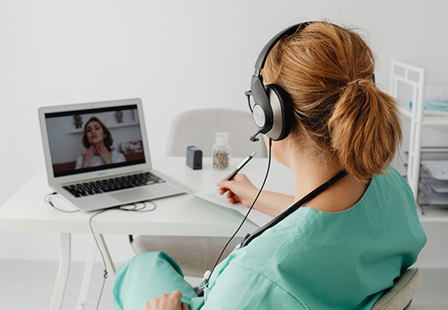 Zu sehen ist eine Ärztin in einer Online-Sprechstunde. Im Anschluss kann sie ein e-Rezept ausstellen. Bild: Pexels/Karolina Grabowska