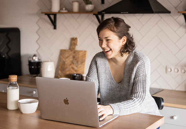 Eine Frau arbeitet am Küchentisch. Durch Silent Coworking hat sie Spaß im Home Office. Bild: Pexels/EKATERINA BOLOVTSOVA